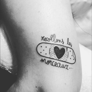 #tattoo #tattooed #tattoedgirl #tattoedarm #elbow #ink #inked #inkedgirl #inkedarm #french #frenchquote #tatouage #tatouages #recollonslesmorceaux #pansement #stickingplaster #coude #heart #valentinesday 