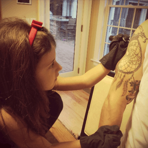 My little girl wants to be an ink master   🤘🤘#cute #love #dreamcatcher #daughter 