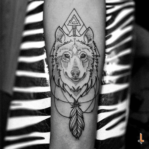 Nº309#tattoo #tatuaje #ink #inked #wolf #wolftattoo #arrow #arrowtattoo #orbit #solarsystem #friendship #inmemoryof #geometry #geometric #symmetry #symmetric #triangle #feather #blueeyes #bylazlodasilva Wolf designed by other artist