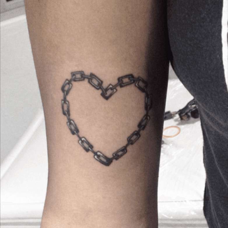 Chain link heart tattoo by El Brad Mariachi Lost Art Tattoo  Chain tattoo  Heart tattoo Tattoo bracelet