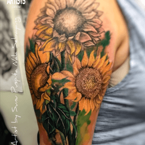 #tattoo#tattooist#tattartist#tattooing#tattoonk#inked#inkedup#fullcolor#tattoocolors#tattooflowers#sunflowers#tattoodo#tattoolovers 
