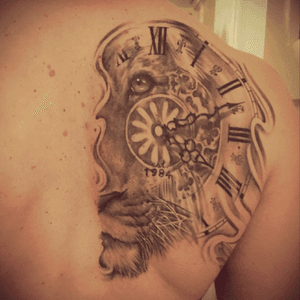 #lion #clock #blackandgrey #realistic #stamentattoo #holland #fearlesstattoo 