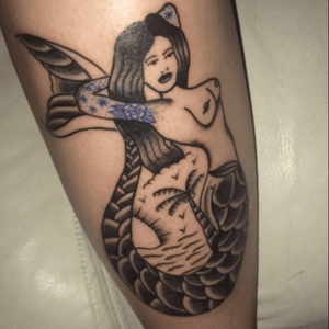 🌊#siren #mermaid #sailorjerry #tattoo #blackandgrey #blue 