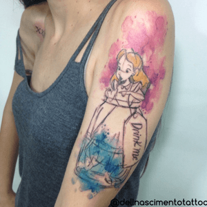 Alice 😁😁 #dellnascimentotattoo #tattoo #rioink #followmeto #watercolortattoo #watercolor #AliceinWonderlandtattoo #tattoo2me #colortattoo #azedareameta 