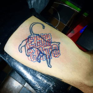 3D text over an old cat tattoo by @m0nk #ehhgato #3d #3dtattoo #stereoscopic #redandblue