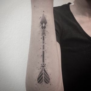 #flèche #flechetattoo #arrow #arrowtattoo #dot #dots #dotwork #dottattoo #dotworktattoo #stipple #stippling #stippletattoo #blackandgrey #blackandwhite #blackandgreytattoo #blackandwhitetattoo #girltattoo #cutetattoo #petitspoints #forearmtattoo #lespetitspointsdefanny #tattoolausanne 