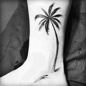 Palm tree #tattoo #tattooartist #blackandgrey #blackwork #ink #inked #inkgirl #palmtreetattoo #tatuaje 