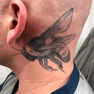 Realistic bee tattoo done in black and grey #realistic #realistictattoo #bee#beetattoo #bumblebee #bumblebeetattoo #blackandgrey #blackandgreytattoo 