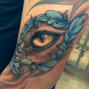 Foxeye surrounded by some leafy filligree #realistic #fox #eye #leaf Remember to upload your dream tattoo and tag it #megandreamtattoo 