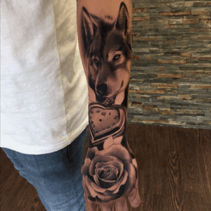Wolf, heart locket and rose #wolf #heart #heartlocket #rose #rosetattoo #wolftattoo #wolfhead #roses #bng #bnginksociety #sleeve #sleevetattoo #art #artist #tattoo #tattooartist #tattooaddict 