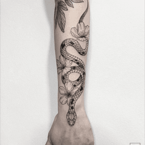 Gorgeous! If anyone knows who the artist is, please tag them or something! #snake #floral #flowers #blackandgrey 
