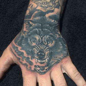 Wolf hand #wolf #wolftattoo #neotrad #neotraditional #wolfhead #wolfheadtattoo #hand #handtattoo #tattoo #tattoos #blackandgrey #tattoodo #tattoosdaily 