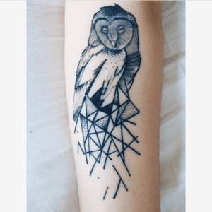 My first tattoo, I got it 4 years ago and I still love it. I don't believe in regretting tattoos if they have personal meanings to them. They become part of you, they ARE your skin, not just a tattoo.#owl #geometric #firsttattoo #knowledge #leftarm #forearm 