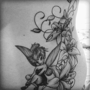 This is my biggest tattoo so far, and i want it comeplete extended further around my side and down the side of my leg to my ankle, once i can afford it. As well as many other tattoos 🤓 #tinkerbell #blackandgrey #lillies #tattoo #hipribsidetattoo 