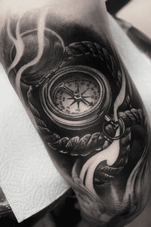 #compass #compasstattoo #tattoooftheday #realism #blackandgrey #travel