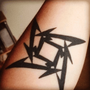 Metallica shuriken logo done by Ciaran Lynch #metallica #tattoo #musictattoo #inmemory 