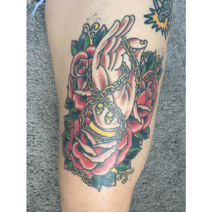#jeremyswed tattoo at #inksmithandrogers #AmericanTraditional #traditional #traditionaltattoo #nofear #roses #chains #hand #buddhism 