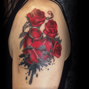 #heart #roses tattoo done by LAN at La verite est ailleurs #bordeaux 