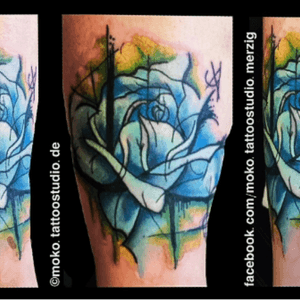 Noch kurz von dem Urlaub, ein perfektes Watercolor Tattoo gestochen. Danke an die Kundin für das Durchhalten.#rose #watercolor #sketch #abstract #blue #tattoo #sketching #color #moko #tattoostudio #merzig #saarland #black #lines