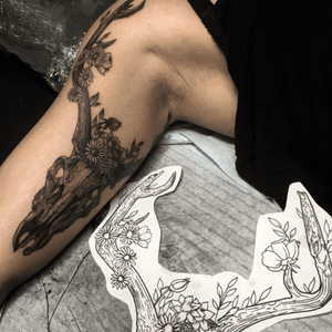 ⚡️Il y a des jours comme ça 😊⚡️- et toi, #tuveuxdutattoo ?-#tattoo #tattoos #tatouage #tatouages #Ink #inkedwoman #art #lunderskin #lamaisonclosetatouage #paris #16eme #inked #deer #deertattoo #deerskull #deerskulltattoo #flowers #flowerstattoo
