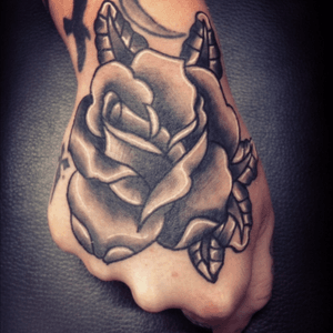 #deadlucky #tattoos #tattoo #ink #rosetattoo #blackabdgrey #oldschooltattoo #oldschool #traditional #traditionalrose #oldschoolrose #handtattoo  #marcinromanowski