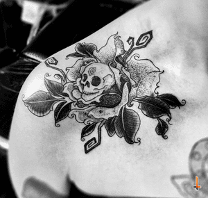 Pieza para mi amiga @domine_kira ^_^ GRACIAS POR LA CONFIANZA! Nº611 #tattoo #tattooed #ink #inked #girlswithtattoos #flower #flowertattoo #skull #skulltattoo #blackwork #stencilstuff #dynamicink #dynamiccolor #cheyennetattoo #cheyennetattooequipment #hawkpen #bylazlodasilva Inspired by Tim Burton and some other artists. Made in @mayhem.estudio 🤘🏼😎🤘🏼