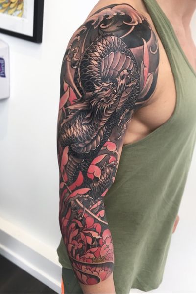 My dragon tattoo, got it three weeks ago during my (first) trip in Tokyo.  Twelve hours session : r/irezumi