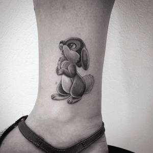 #tattoo #tatouage #lapin #rabbit #lapintatattoo #rabbittattoo #bunny #bunnylove #bunnytattoo #panpan #cuterabbit #cutetattoo #girltattoo #blackandwhitetattoo #blackandgrey #blackandwhite #blackandgreytattoo #tattoodo #lespetitspointsdefanny #tattoolausanne 