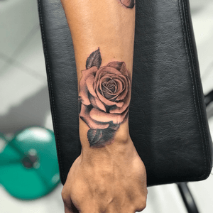 #roserealistictattoo #rosarealistatattoo #fechamentoDeBraço #primeirasessao #blackandgrey #pretorcinza #fkirons #Intenzetattooink #Riodejaneirotattoo #tattoodo #tattooinsta #Instasize #tattooartist #tattoomagazine #Willferreiratat2