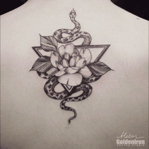 #helenxu @helenxu_tattoo #floral #flower #snake #triangle #black #blackandgrey #welove 