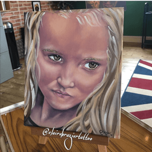 Another satisfied customer!! Thanx Kelly! Look forward to the others 😜👌🏻 If you would like a commission oil painting done by myself then please email at: clairebraziertattoo@gmail.com Thanx ✌🏻️💛 #oilpainting #commissionpainting #portraitpainting #shropshire #clairebraziertattoo #bridgnorth #painting #girlportrait #girlpainting #prettygirl #modelgirl