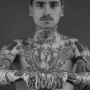 💉 #tattoo #tattoos #tatouage #tatouages #ink #inked #inkedguy #inkaddict #necktattoo #throattattoo #knuckletattoos #fingertattoo #blackandgreytattoo #blackandgrey #shooting #blackandwhiteshooting #overcome