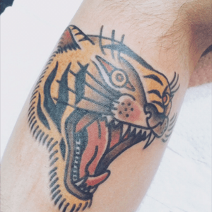 tiger's motivation! in this world i need your strength 💪🏼🐯 #oldschool #oldschooltattoo #tigertattoo #traditional #traditionaltattoo 