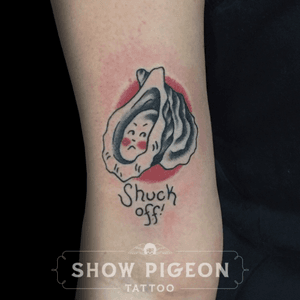 Custom grouchy oyster. #blackandred #foodtattoo #traditional #showpigeontattoo #evieyapelli 