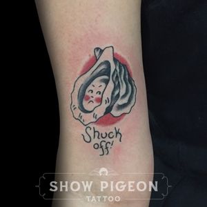 Custom grouchy oyster. #blackandred #foodtattoo #traditional #showpigeontattoo #evieyapelli 