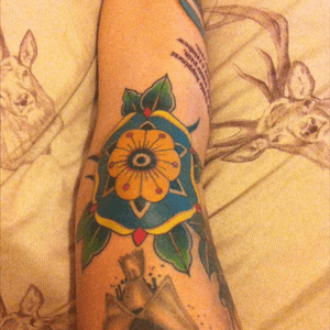  #flower  #leg #traditional  #knee #colour #mandalatattoo #mandala #TattooGirl #tattooink #tattooart #traditionaltattoo #kneetattoo 