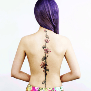 #tattooistdoy#flowers #spinetattoo 