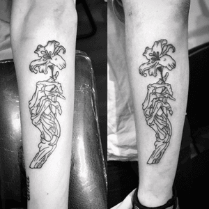 Same tattoo on two different clients, not my design. #skelletonhand #ignorantstyle #blackworktattoo #uruguaytattoo 