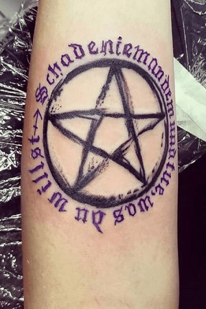Pentagram, with wiccan creed around it in german. Harm non, do as you will.