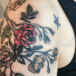 The flowers are a first step of a quarter sleeve peas that I will be getting done within the next few months. #flowers #tattooflowers #pretty #feminine #quartersleeve 