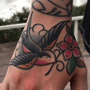 #traditional #traditionalswallow #swallow #flower #boldlines #oldschool 