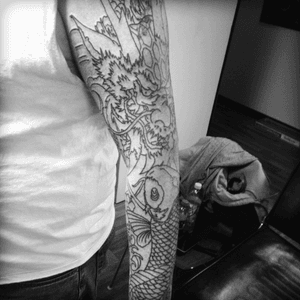First session on my sleeve. Amazing work by @subhunt1860 #sleeve #linework #307 #tribezoo #dantheman #japanese #tattoo #addicted #blackandgrey #dragon #koifish #koi #koidragon #amazeballs 