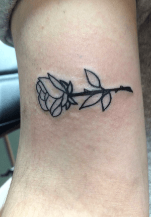 Done by Xenia Aarts - Resident Artist.                           #tat #tatt #tattoo #tattoos #amazingtattoo #ink #inked #inkedup #amazingink #inklovers #small #smalltattoo #smalltattoos #roses #rosetattoo #black #linework #amazingart #artlovers #art #culemborg #netherlands
