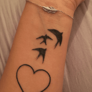 Its about my lovely family and the people who left us specially mu grandma 💕 Ce premier tatiuage represente l'amour de ma famille et la memoire de cehxvqui sont partis, surtout ma Mamie 💕 #myfamily #family #grandma #heart #swallows #firsttattoo #wristtattoo #wirst #heart #littleheart #coeur #hirondelles #famille #premiertattoo