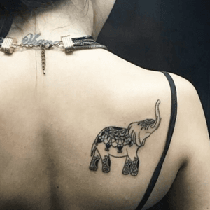 🕸💀. #tattoogirls #tattooartist #tattoodo #art #ink #inkedgirls #elephant #elephanttattoo #elefante #mendhi #mendhidesign #indiantattoo #delicate #delicatetattoo #femininetattoo #delicada #fineline #brasil 