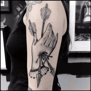 #black #hand #arrows #tattoo #blackwork #totemica #ontheroad 