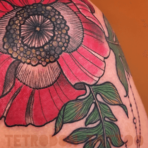 By @toniloutattoo Done at @TetrodonTattoo #poppy #flower #flowertattoo #neotradgallery #neotraditional #bordeaux #ladytattoers 