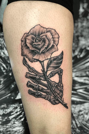 Rose with skeleton hand #blackandgrey #blackandgreytattoo #dynamicink #tattooapprentice #tattooapprenticeship #chicanotattoo #chicanostyle