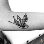 Nº388 #tattoo #tattooed #ink #inked #oldschool #oldschooltattoo #swallow #swalowtattoo #bird #birdtattoo #blackwork #blacktattoo #fly #freedom #bylazlodasilva