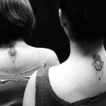🕸💀. #hamsa #hamsatattoo #maodefatima #dotwork #pontilhismo #fineline #indiantattoo #indian #delicate #delicada #tatuagensfemininas #femininetattoo #tattoodo #TatuadoraBrasileira 